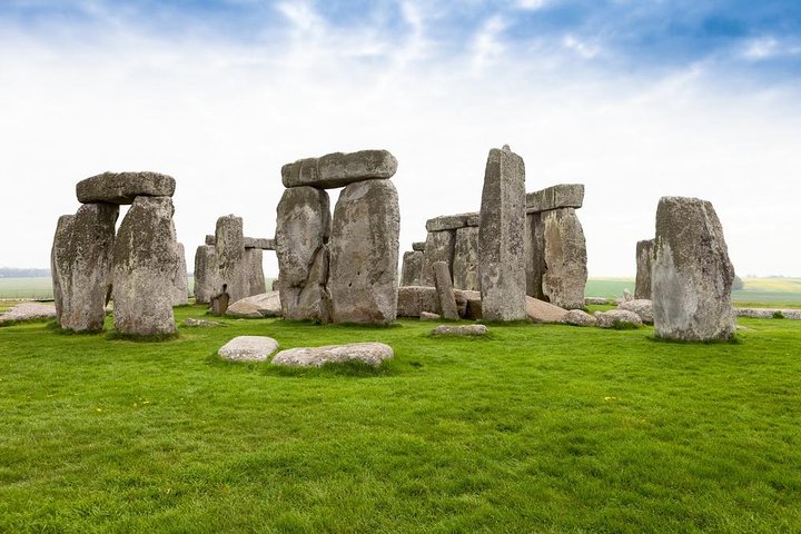 Stonehenge, Windsor Castle, Bath, and Medieval Village of Lacock Including Traditional Pub Lunch