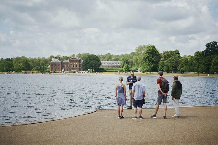 Walk around the beautiful Kensington Gardens