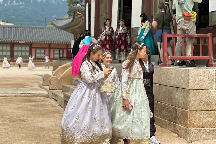 Seoul Day Tour: Gyeongbokgung Palace, N Seoul Tower, Insadong