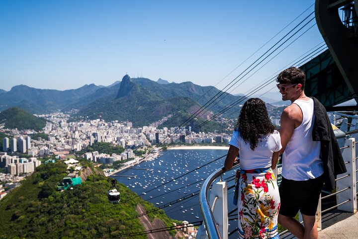 Immerse yourself in a complete tour that unveils the most iconic attractions of Rio de Janeiro, ensuring an unforgettable journey filled with wonder and awe. 